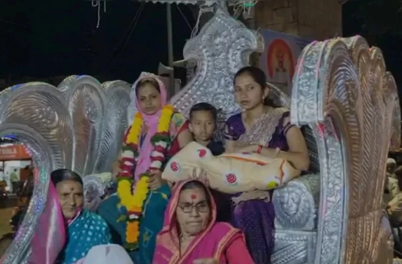২০০ বছর পর পরিবারে কন্যাসন্তানের জন্ম, রথে চড়িয়ে রাজকীয় বরণ
